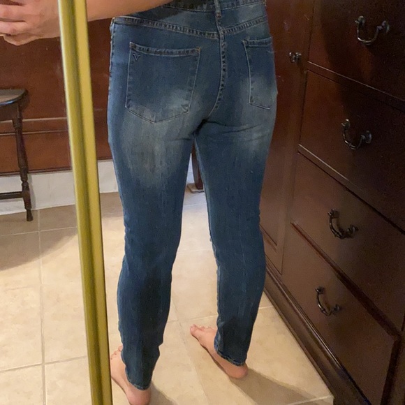 High-Waisted Jeans - Picture 2 of 6